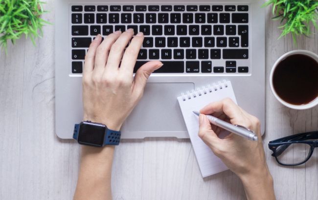 Вчені визначили, що корисніше для мозку - письмо від руки чи друк на клавіатурі