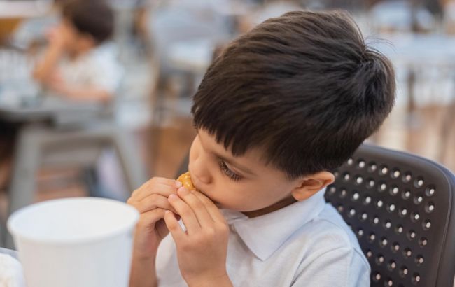 Лікар розповіла, чи можна дітям давати смажену їжу: відповідь вас здивує