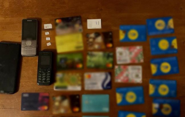 У Києві банда крала гроші з рахунків, видаючи себе за IT-підтримку банку