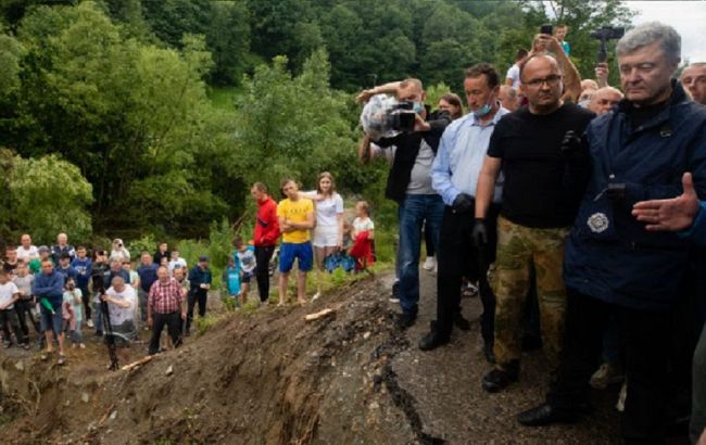 Порошенко призвал власть перебросить строительную технику на Прикарпатье