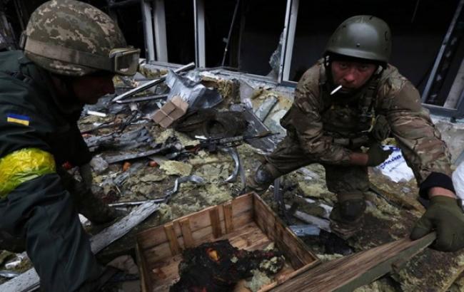 У донецькому аеропорту триває бій, - штаб АТО