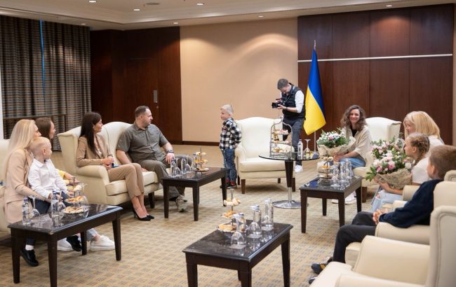 Єрмак у Туреччині організував зустріч захисників "Азовсталі" з членами їхніх родин