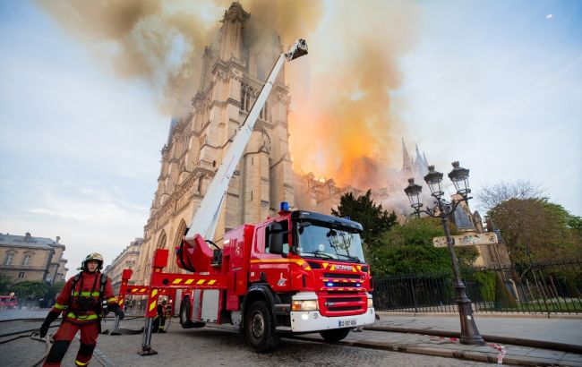 При пожаре в Нотр-Даме пострадали три человека