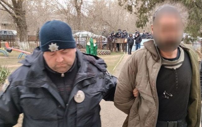 Закрив рот та вів без взуття. На Миколаївщині чоловік викрав дівчинку та тримав у землянці