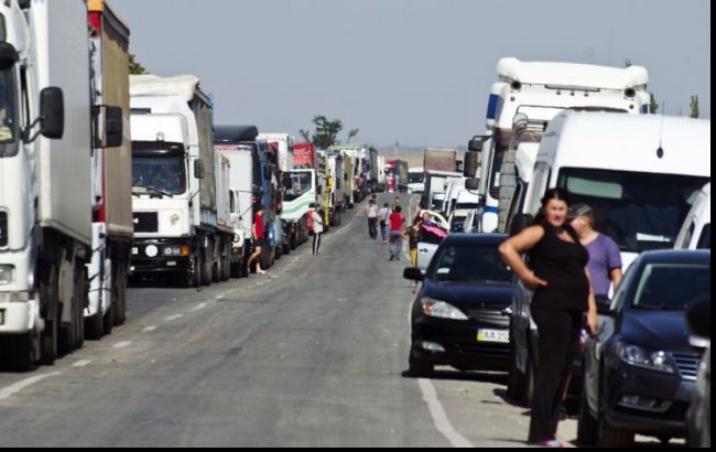 Журналист: вооруженные люди в форме штурмуют участников блокады Крыма