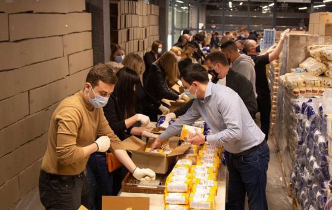 У Порошенко собрали 5 тысяч пасхальных продуктовых наборов тем, кто нуждается в поддержке