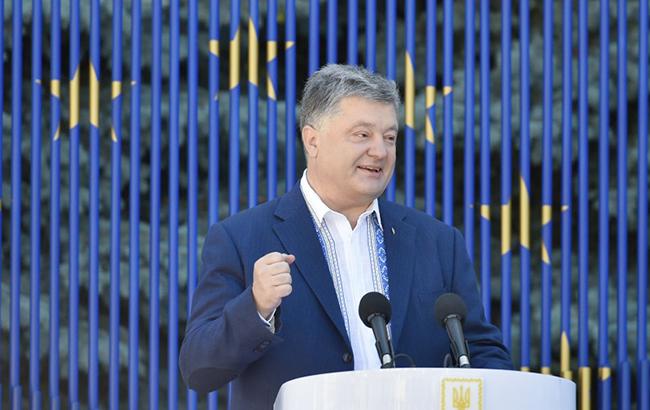 Выборы во Франции: Порошенко поздравил Макрона с победой его партии