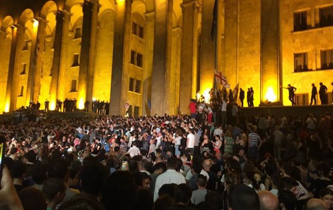 Возле парламента Грузии полиция применила слезоточивый газ против митингующих