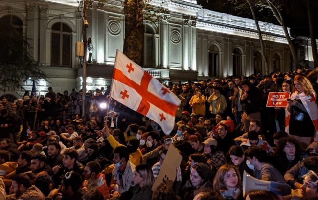 У Тбілісі на акції проти закону про "іноагентів" поліція затримала понад десять людей