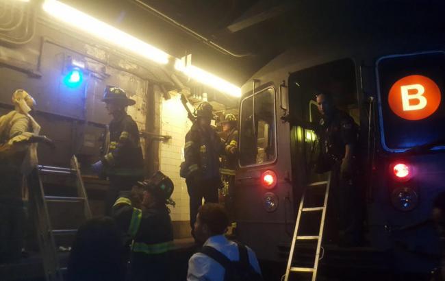 У метро Нью-Йорка потяг зійшов з рейок, десятки постраждалих