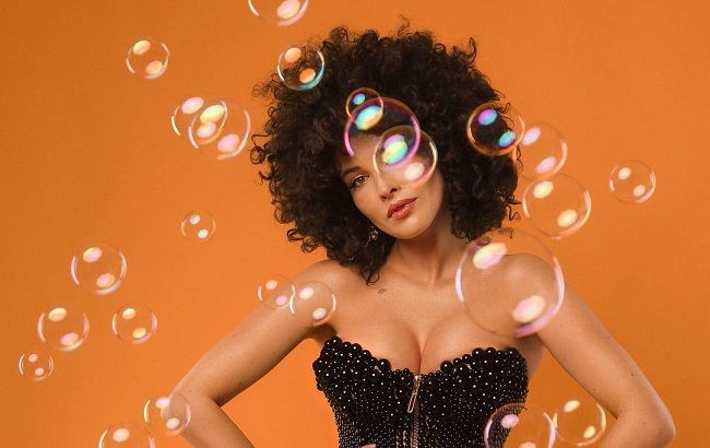 "Афро-королева": Даша Астаф'єва похвалилася витонченою фігурою і новою зачіскою