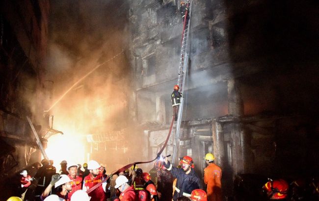 Число жертв пожара в столице Бангладеш возросло