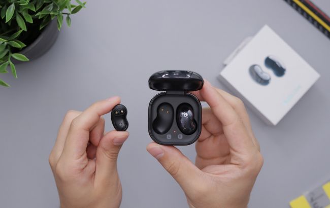 Буде видно час, рівень заряду та налаштування. Samsung показала екран для кейсу бездротових навушників