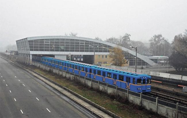 В столичном метро человек упал на рельсы
