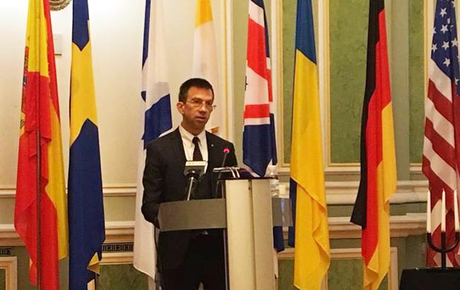 В Греции и Италии удерживают более 200 украинских моряков, - МИД