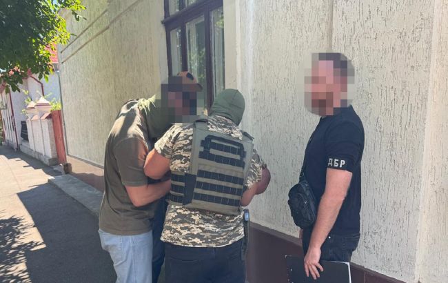 На Одещині батько та син "звільняли" чоловіків від служби в армії