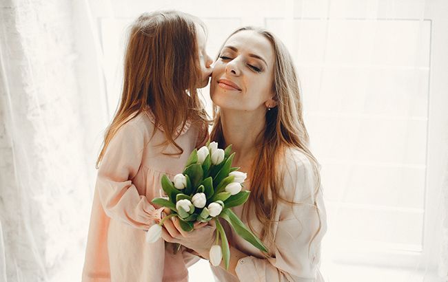 День матері: гарні привітання в листівках і віршах для коханих мам