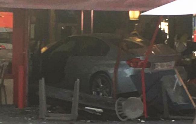 Въехавший в пиццерию под Парижем водитель признан вменяемым