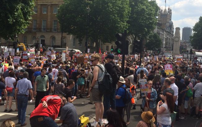 После пожара в Лондоне проходят массовые протесты против Мэй