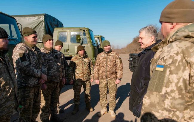 Порошенко на півдні передав новій бригаді морської піхоти вантажівки і термінали Starlink