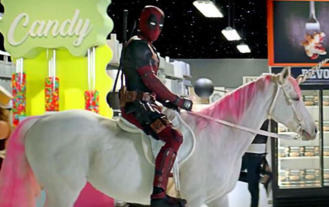 В новом промо "Дэдпула 2" супергерой оседлал единорога