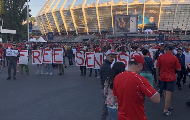 У Києві біля НСК "Олімпійський" пройшла акція в підтримку Сенцова