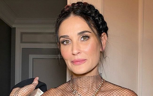 57-летняя Деми Мур в платье с экстремальным разрезом засветила спортивные ножки