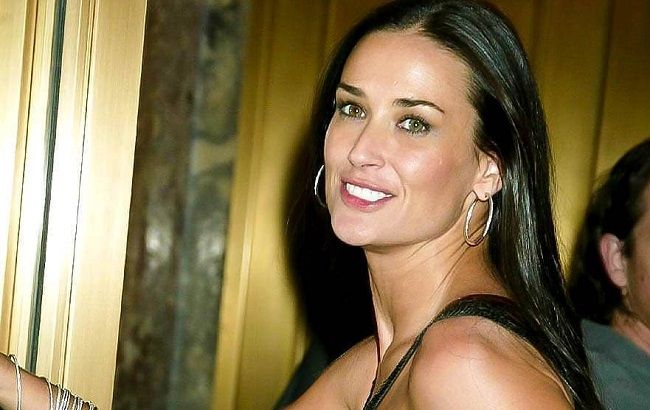 Голливудская звезда засветилась в роскошном платье-вышиванке от украинского дизайнера