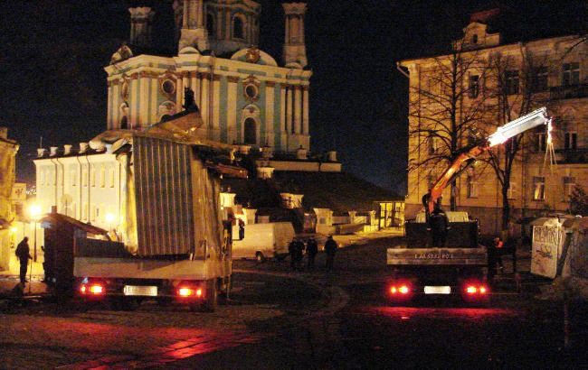 "Киевблагоустройство" продолжает освобождать центр столицы от незаконных киосков