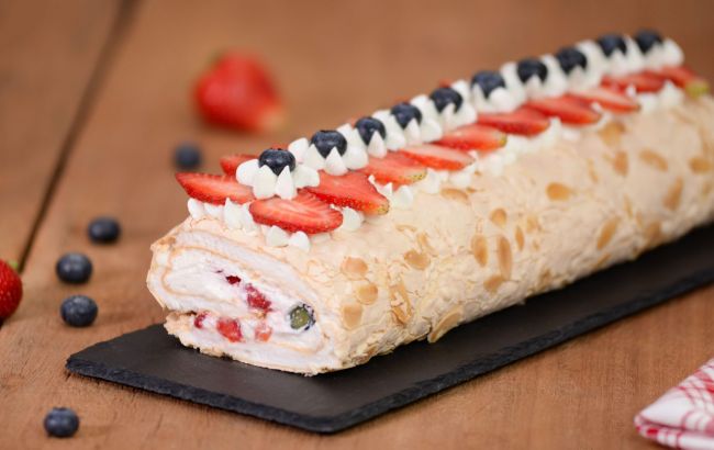 Смакота, яка тане в роті: як зробити ніжний меренговий рулет з полуницею