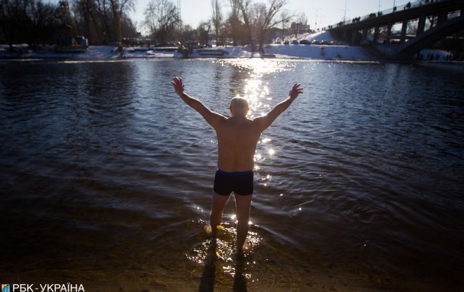 Купання в ополонці на Водохреща 2021: як зануритися і не захворіти