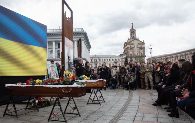Порошенко з побратимами на Майдані Незалежності попрощалися із Олегом Барною: фото