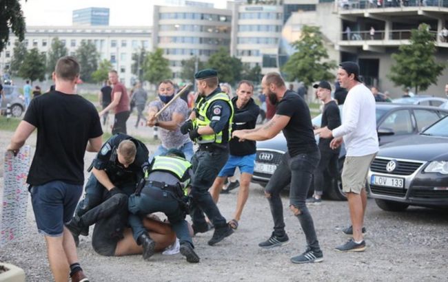 Протест против карантина в Литве перерос в столкновения, полиция применила газ
