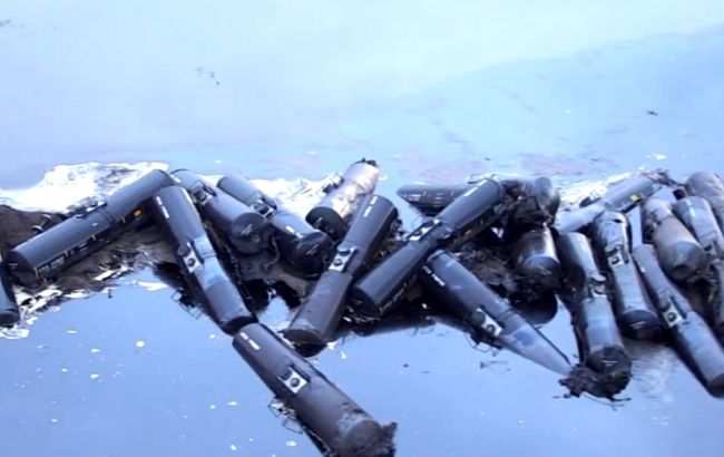 В США сошли с рельсов 32 вагона с нефтью