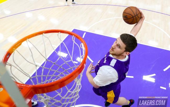 Два украинских баскетболиста стали игроками команд НБА