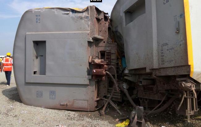 В Індії потяг зійшов з рейок, 74 осіб травмовані