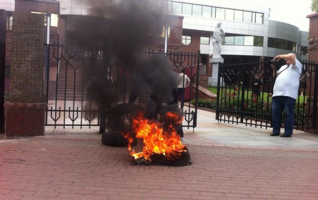 В Киеве под Апелляционным судом зажгли шины с требованием расследовать дела Майдана
