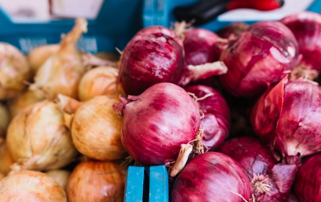 Названо поширені помилки, які допускають майже усі під час зберігання цибулі