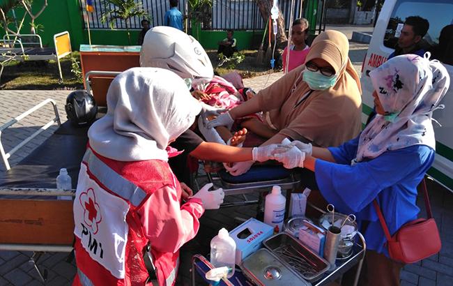 Число жертв землетрясения в Индонезии превысило 90