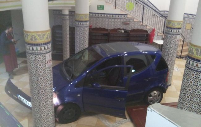 Во Франции неизвестный протаранил двери мечети