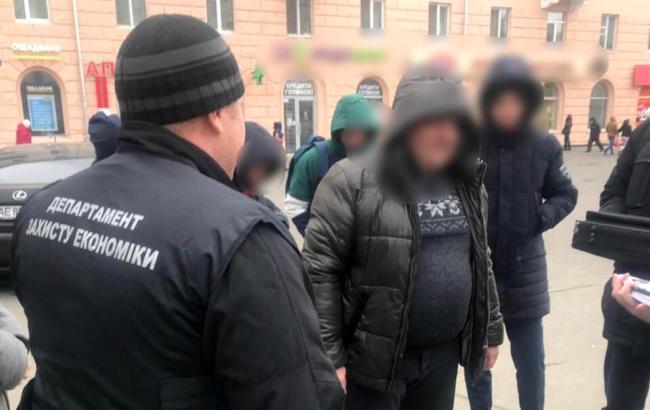 В Днепре задержали на 7 тыс. долларов взятки подполковника налоговой милиции
