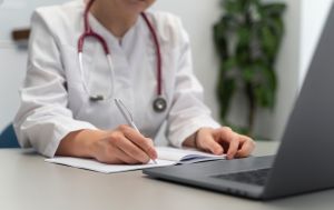 Гроші за хворобу та декрет: як в Україні змінилися ліміти на виплату лікарняних