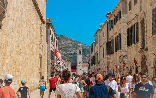 Місто в ЄС заборонило головний аксесуар туристів: про що йдеться