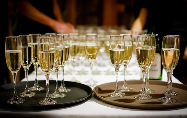 Чтобы быть в тонусе, женщинам необходимо ежедневно выпивать бокал шампанского, &ndash; ученые