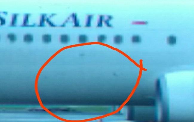 В индонезийском аэропорту пассажирский Boeing столкнулся в грузовиком