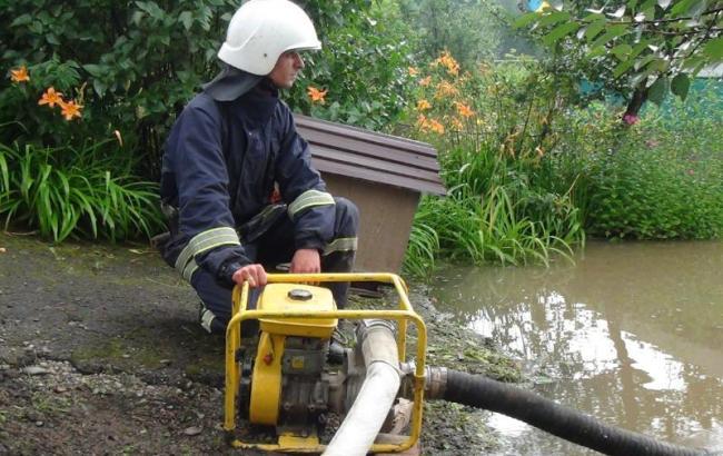 Непогода в Украине: на Прикарпатье подтоплено более 200 жилых домов