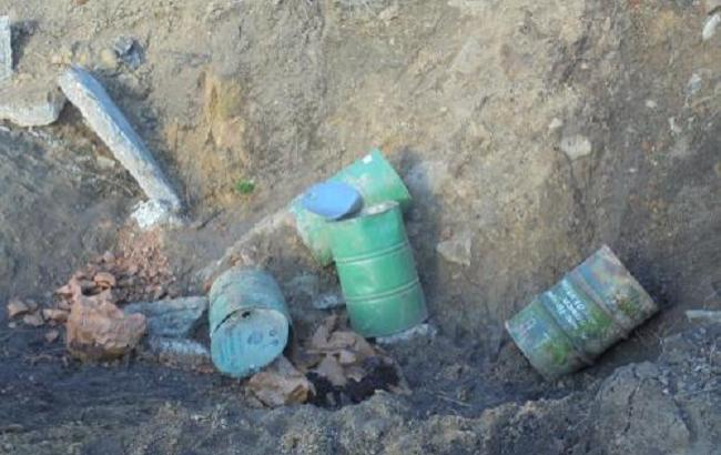 В Черниговской области обнаружили бочки с химикатами