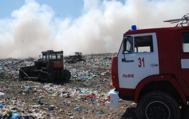 На окраине Львова горит большая свалка