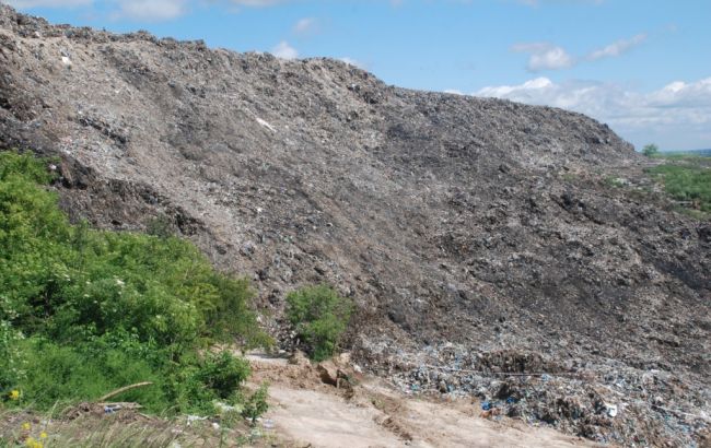 На свалке под Львовом заливают места задымлений и ищут мужчину