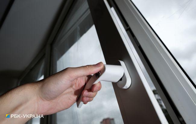 Сезон відчинених вікон. Поліцейські нагадали, як уберегти дитину від небезпеки